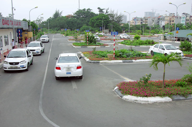 Xe thiết bị Ä‘ang được há»c viên thá»±c hà nh trong sa hình
